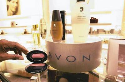 雅芳告別美國制造 一個直銷帝國的轉型與資本選擇